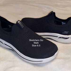 Skechers Go Walk sneakers . Women’s Size 6.5